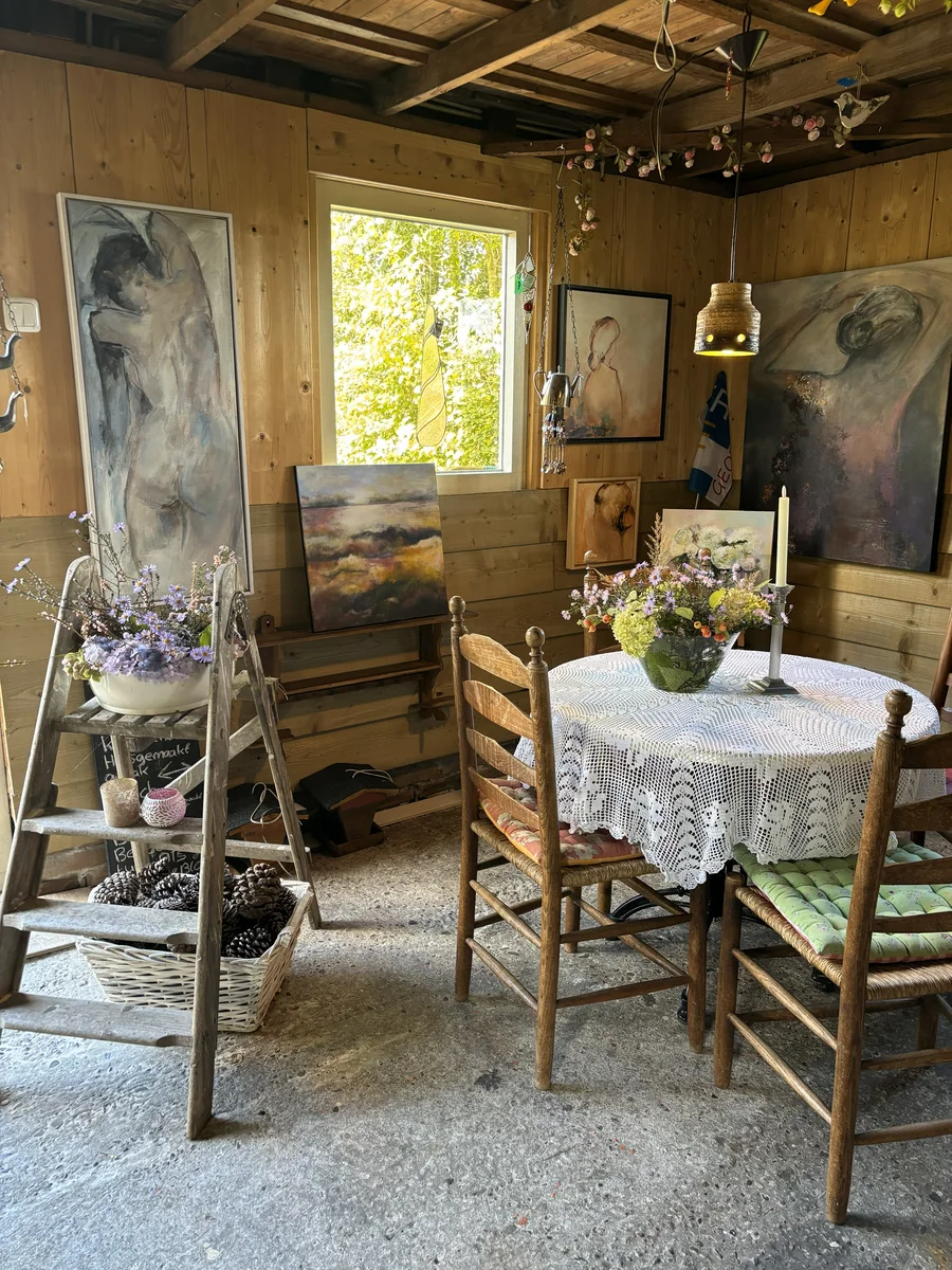 Binnenzijde van de galerie en het theehuis
