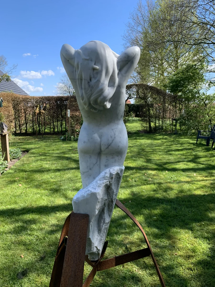 Kunstwerk in de beeldentuin van De Maartjestuin