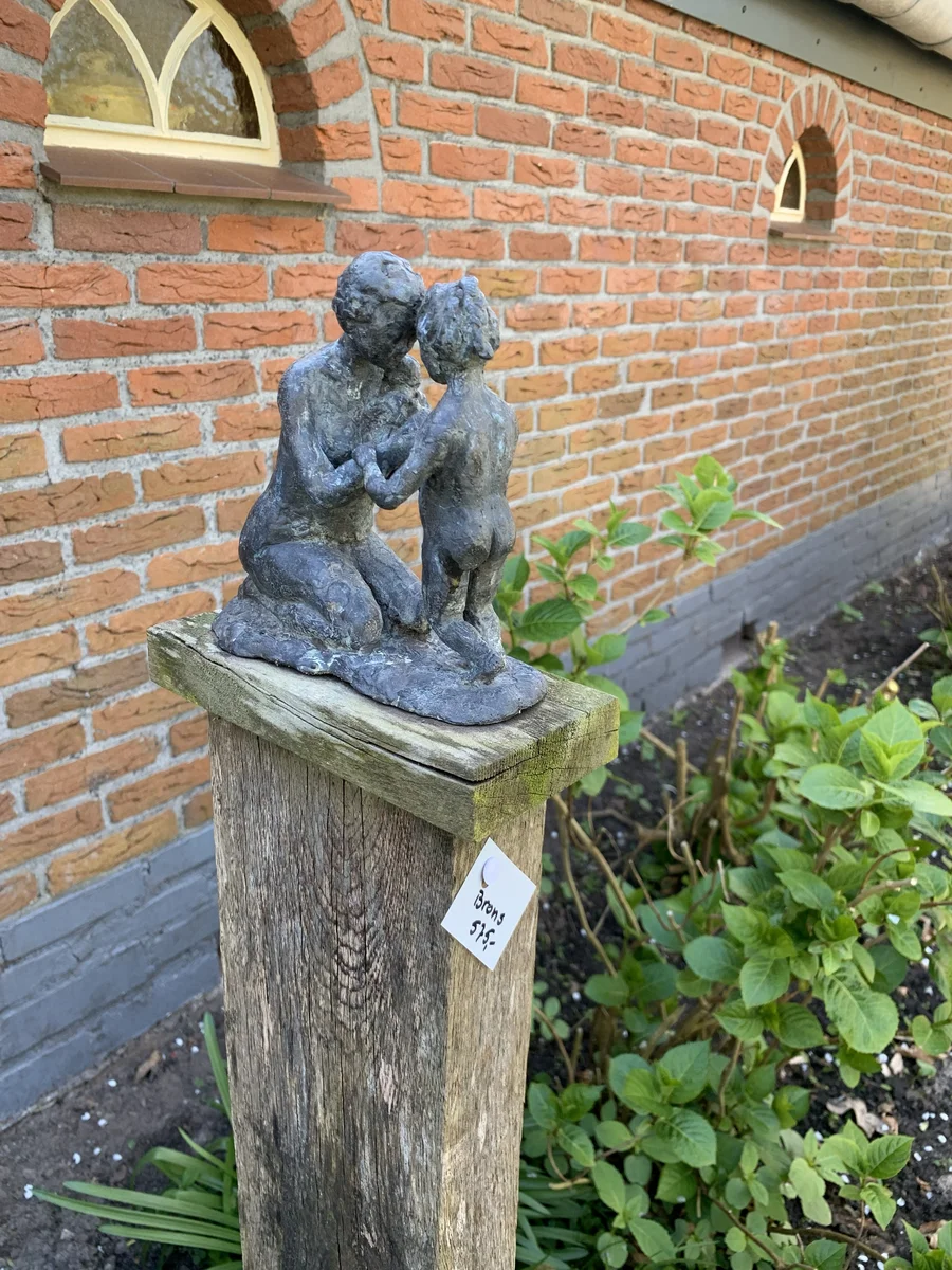 Bronzen beeld in de beeldentuin
